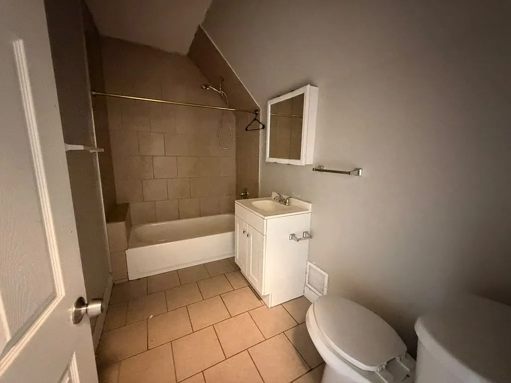4 bed, $2,050 — Photo 2