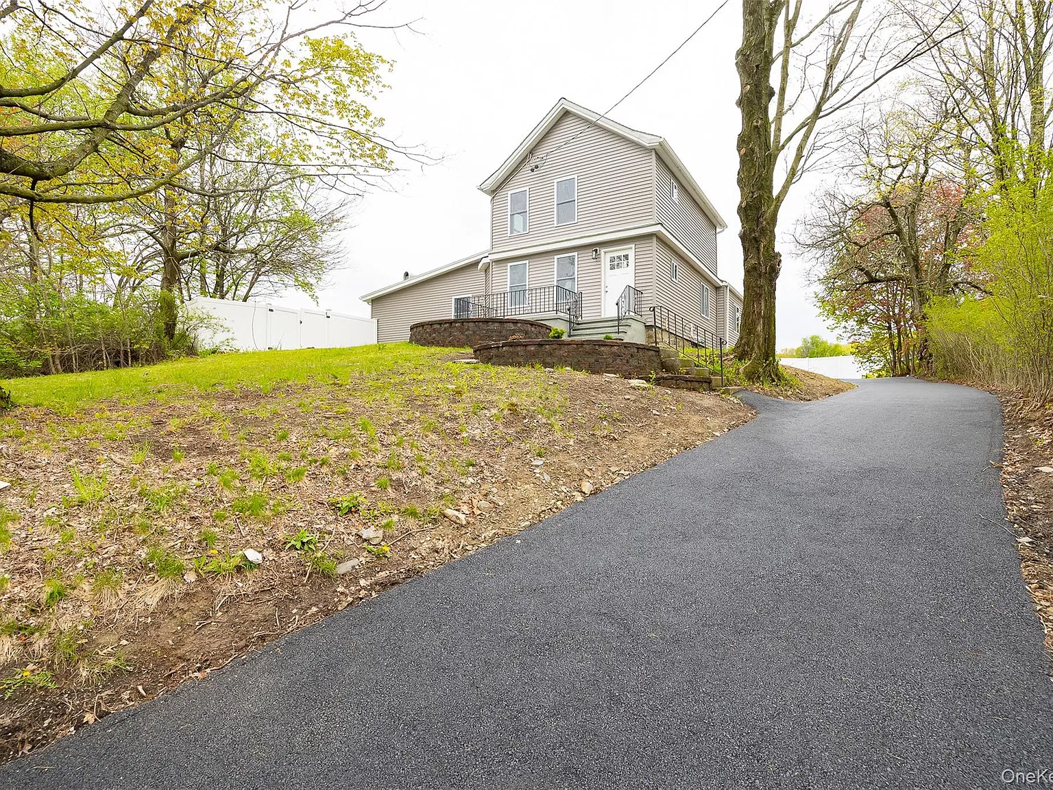 3 bed, 3.0 bath, 2250 sqft, $3,200 — Photo 2