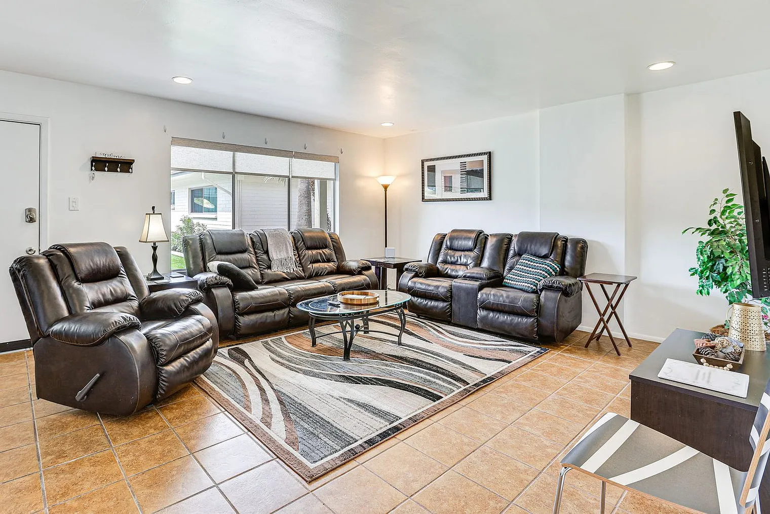 2 bed, 1.0 bath, 979 sqft, $2,689 — Photo 2