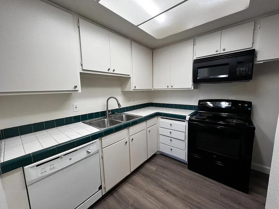 475 N Midway Dr #114