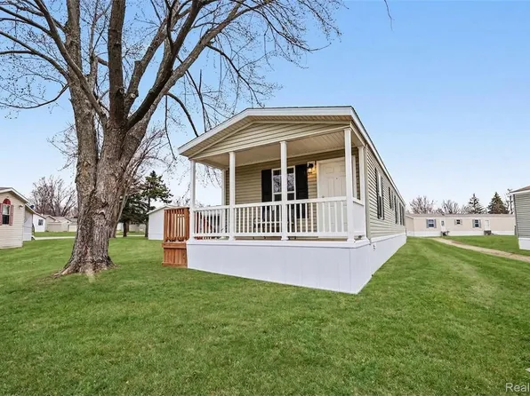 49611 Au Lac Dr E, Chesterfield, MI 48051