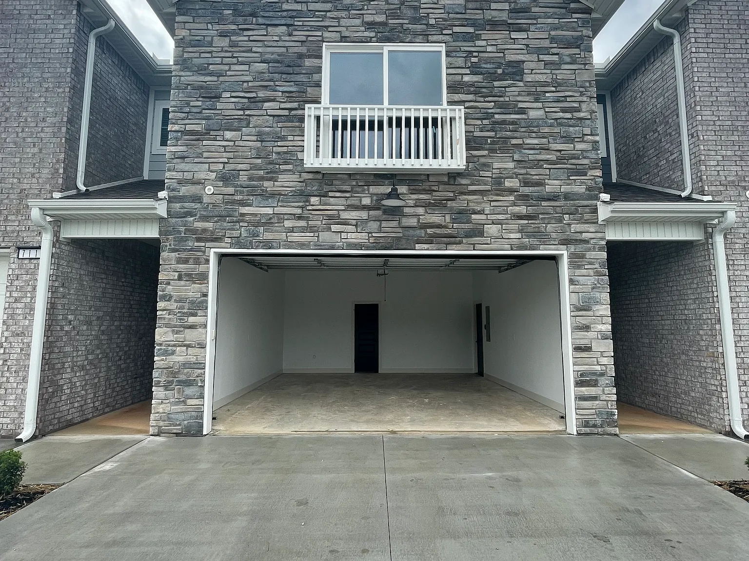 3 bed, 2.5 bath, 1930 sqft, $2,000 — Photo 2