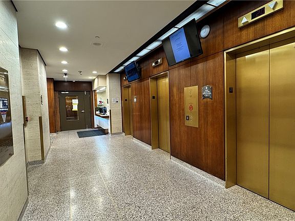 5th image of 320 Fort Duquesne Blvd APT 19D