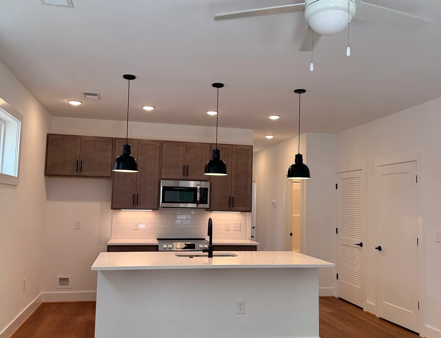 2 bed, 1050 sqft, $1,952 — Photo 1