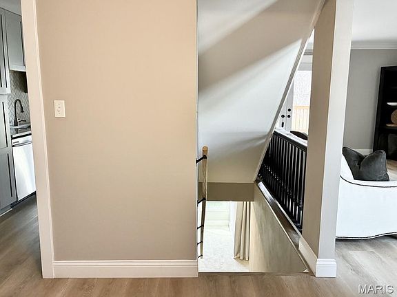 5th image of 325 Fox Village Ct