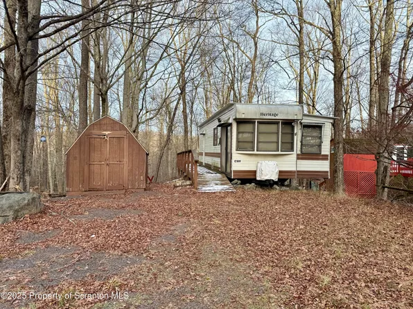 189 Caballero Ct, Gouldsboro, PA 18424