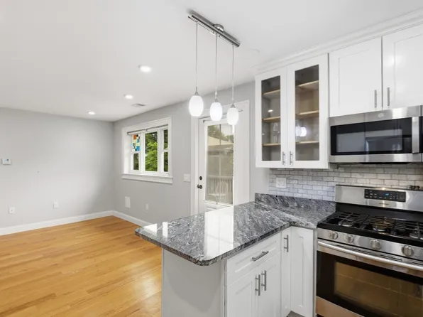 28 Beecher Pl #B, Newton, MA 02459