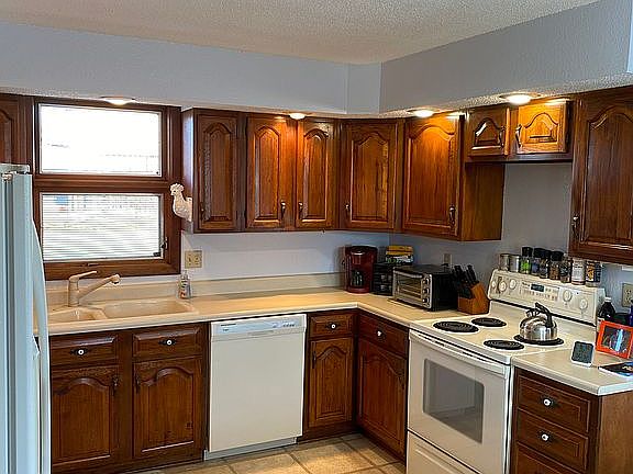 5th image of 1087 S Oak Ln