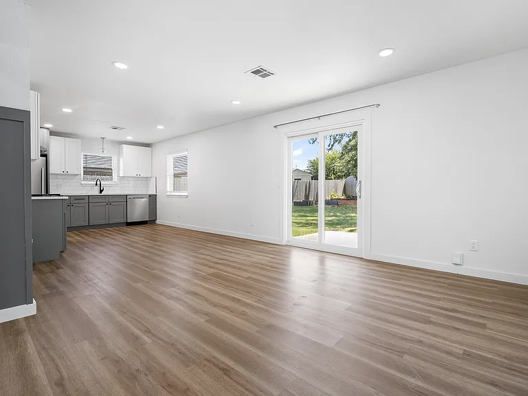 630 S Heights Dr — Photo 2