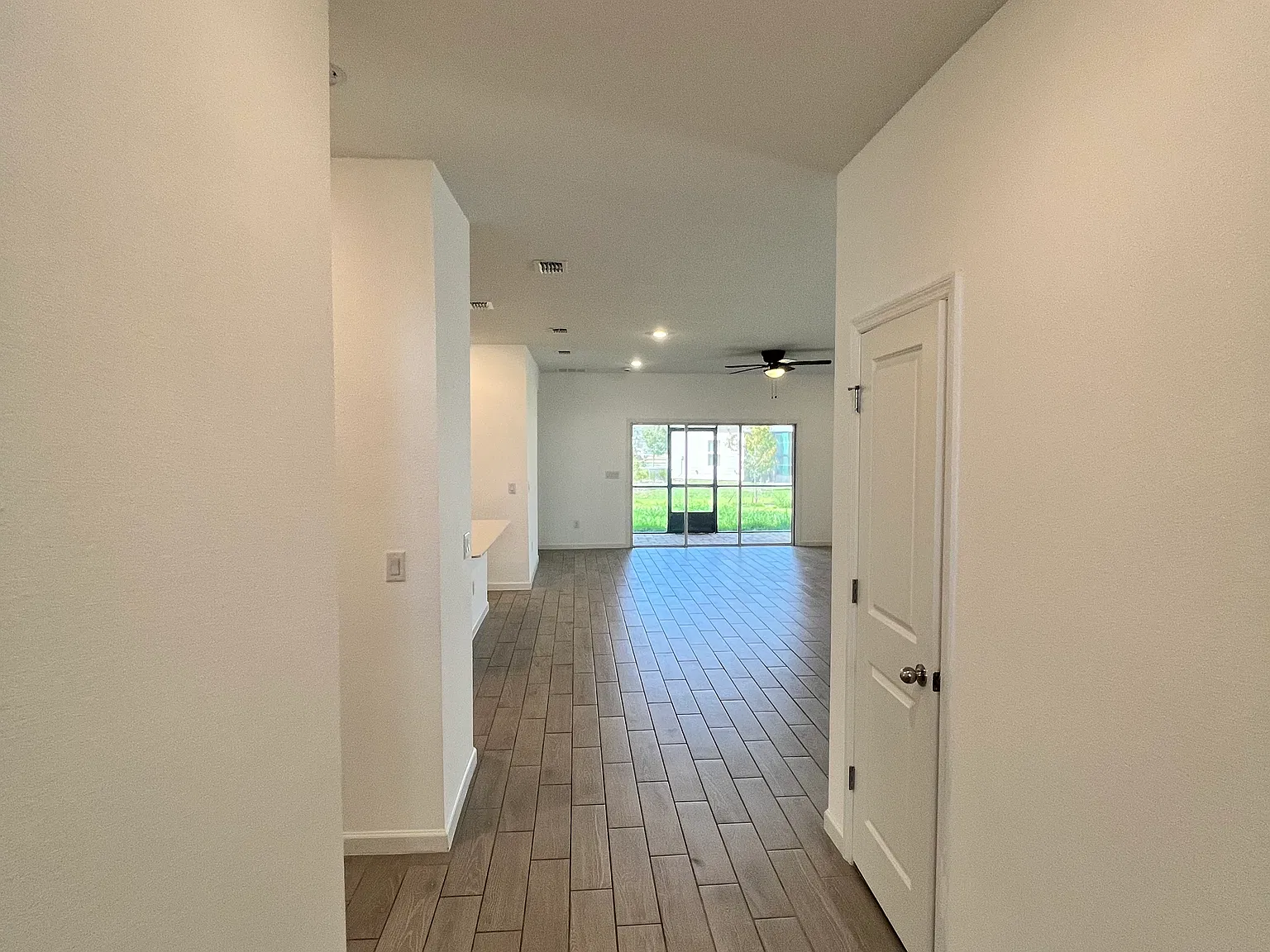 4 bed, 2028 sqft, $2,200 — Photo 2