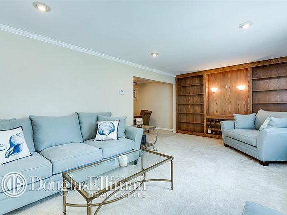 4th image of 247 Marilynn St