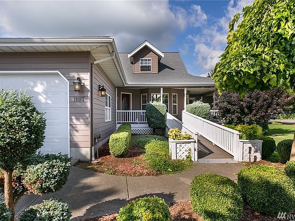 Welcome Home! Inviting front entry...