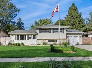 208 S River Rd, Fox River Grove, IL 60021