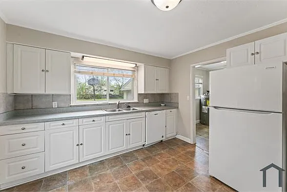 1141 W Cook Rd — Photo 16