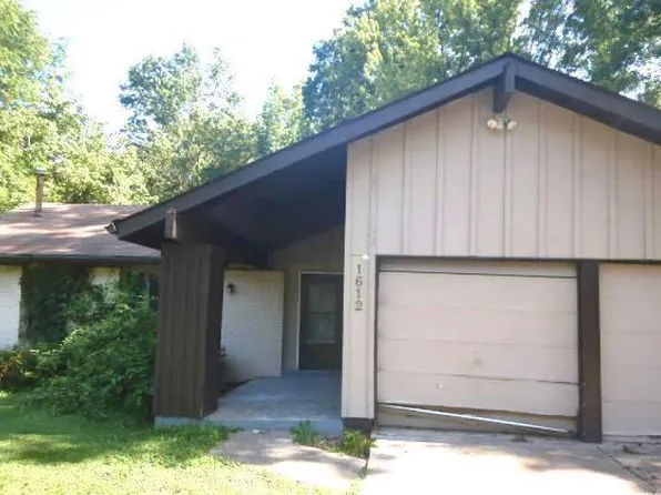 1612 Forestedge Dr, Saint Louis, MO 63138