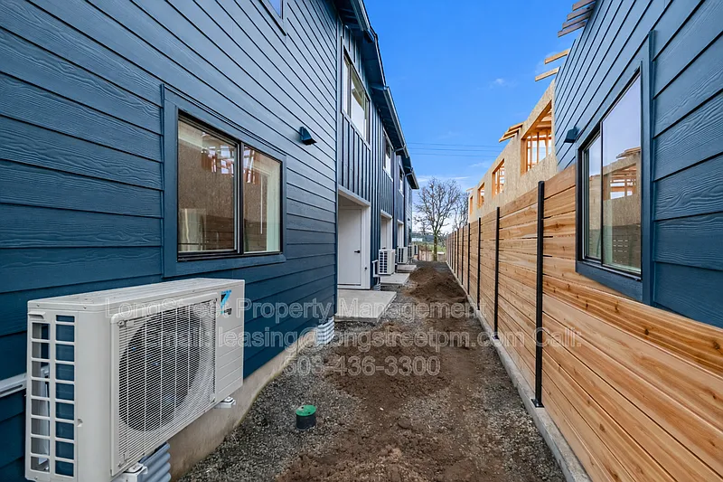 3 bed, 2.0 bath, 1300 sqft, $2,195 — Photo 2