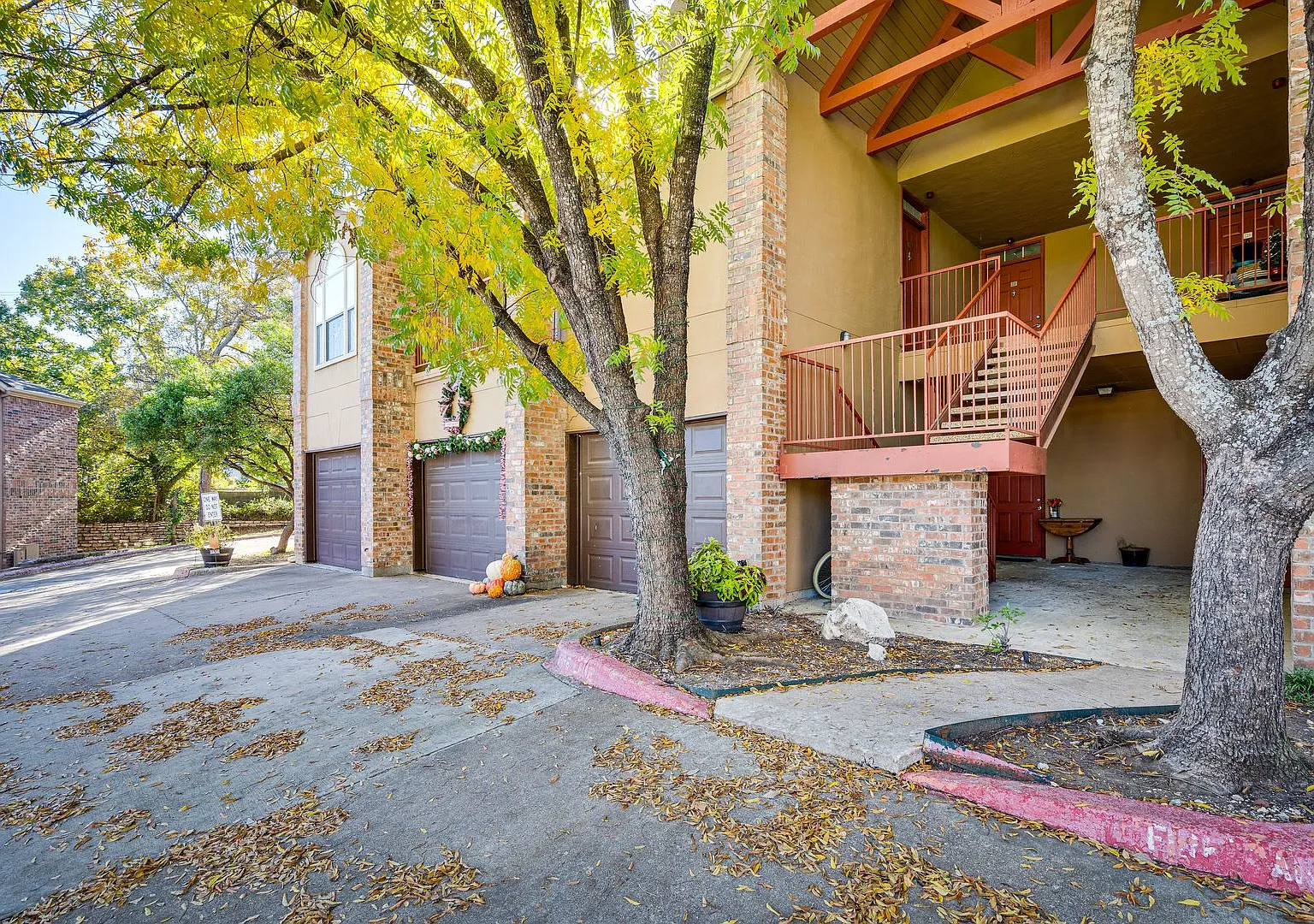Pointe 360 / 2222 - Huge 1bd - Private Garage - Dog Park - Pool - $1195 — Photo 2