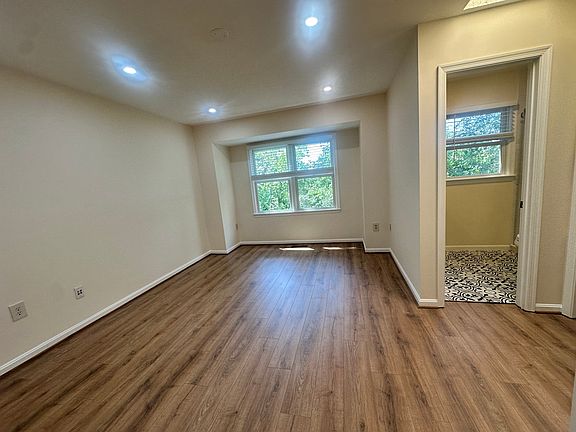 5th image of 18 Carriage House Cir