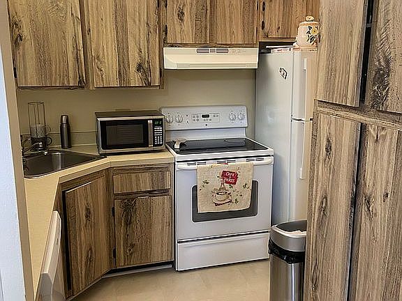 4th image of 632 Sea Pine Way APT F3