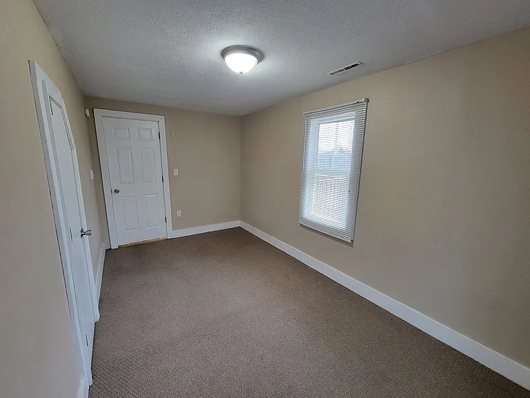 916 N Hill St — Photo 55