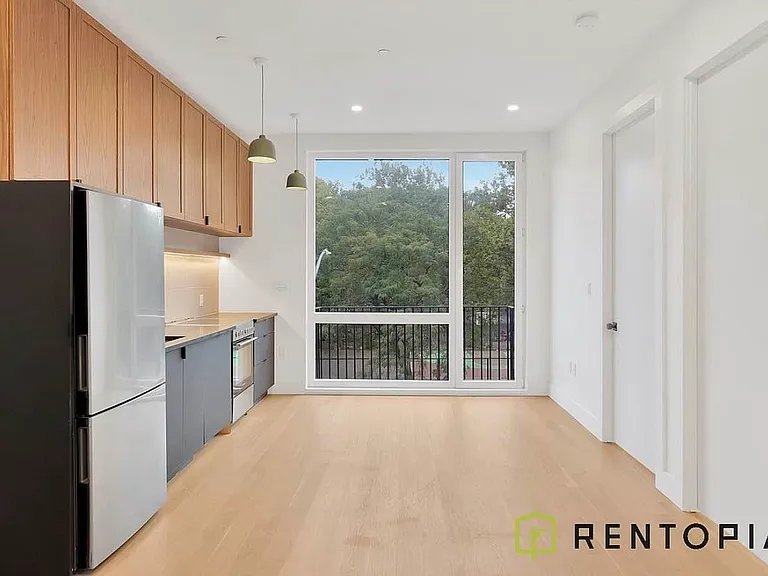426 Tompkins Ave #4B — Photo 2