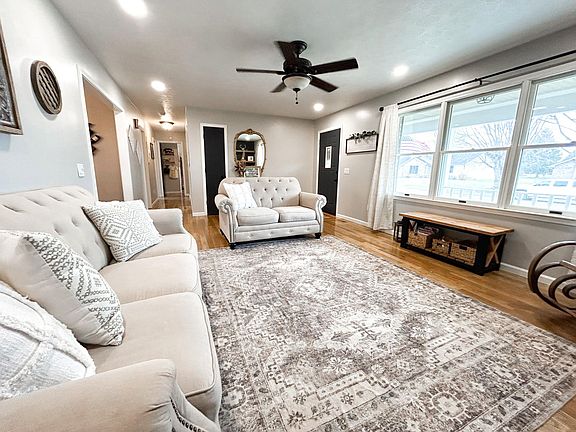 4th image of 606 Willow Dr