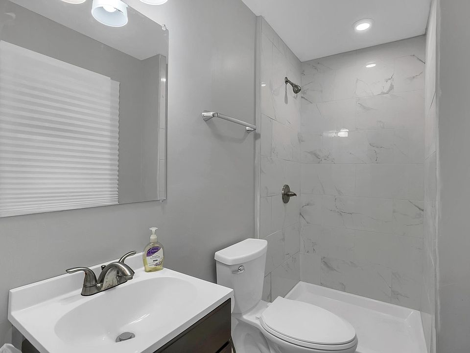 1st image of 375 Lakeshore Dr S