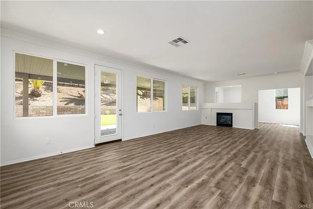 5 bed, 3721 sqft, $3,895 — Photo 3