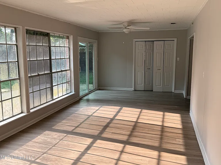 609 Academy Dr — Photo 8