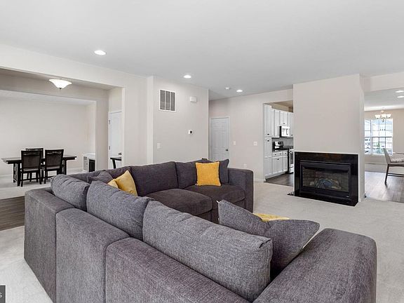 3rd image of 213 Boxelder Dr