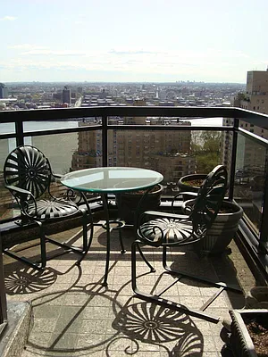 Sold by Sotheby's International Realty | media 25