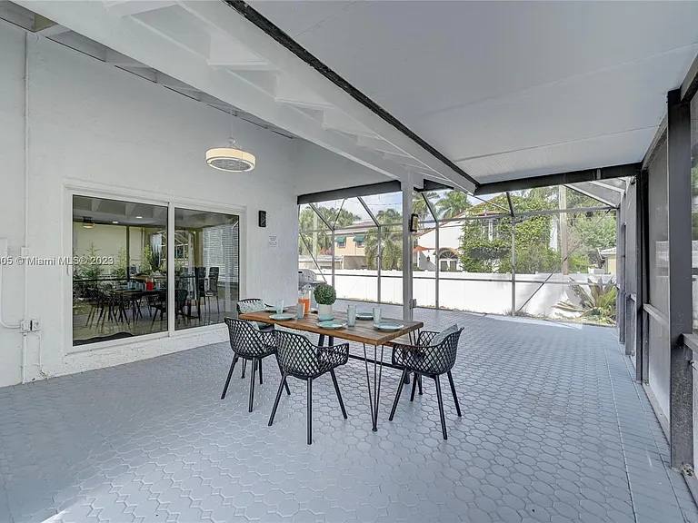 1109 Hollywood Blvd — Photo 35