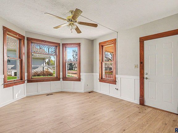 3rd image of 305 N Main St