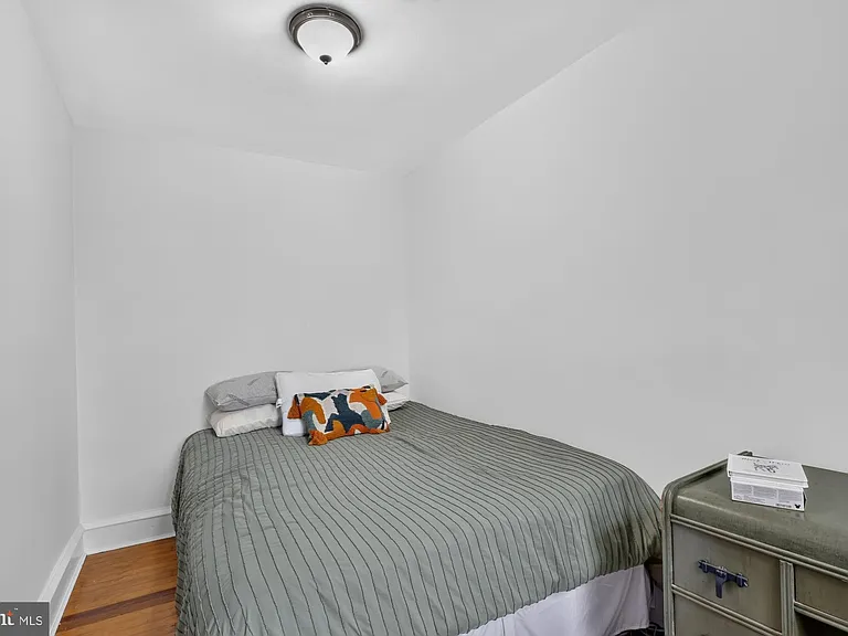 1123 E Eyre St — Photo 16