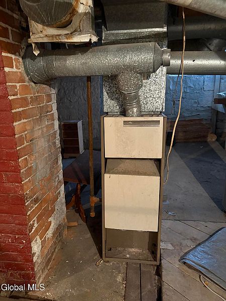 4th image of 219 Broadway