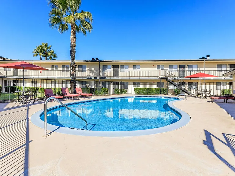 Town and Country Garden Apartments — Photo 20