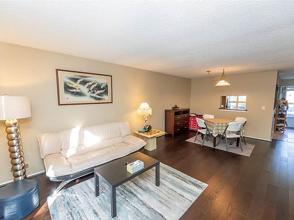 2nd image of 16 Seneca Dr Unit 16