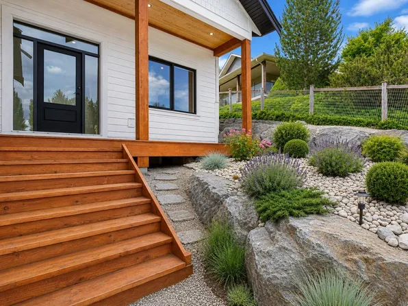 464 Mountain View Dr, Lake Cowichan, BC V0R 2G1