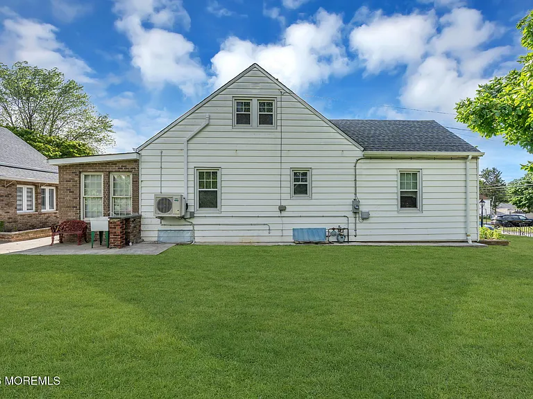 37 Highland Ave — Photo 47