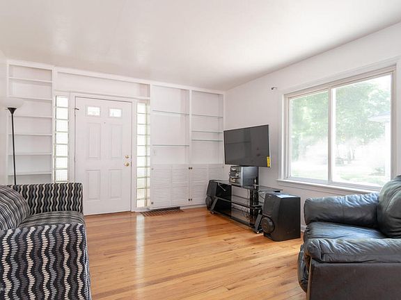 3rd image of 1703 Cambridge Dr