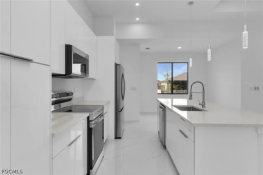4 bed, 3.0 bath, 1799 sqft, $2,300 — Photo 4