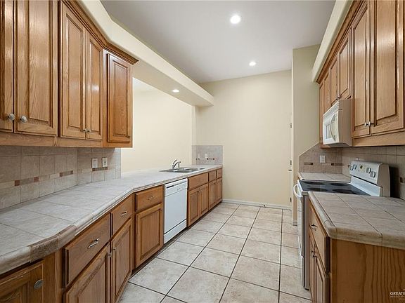 5th image of 800 Sunset Dr APT A1