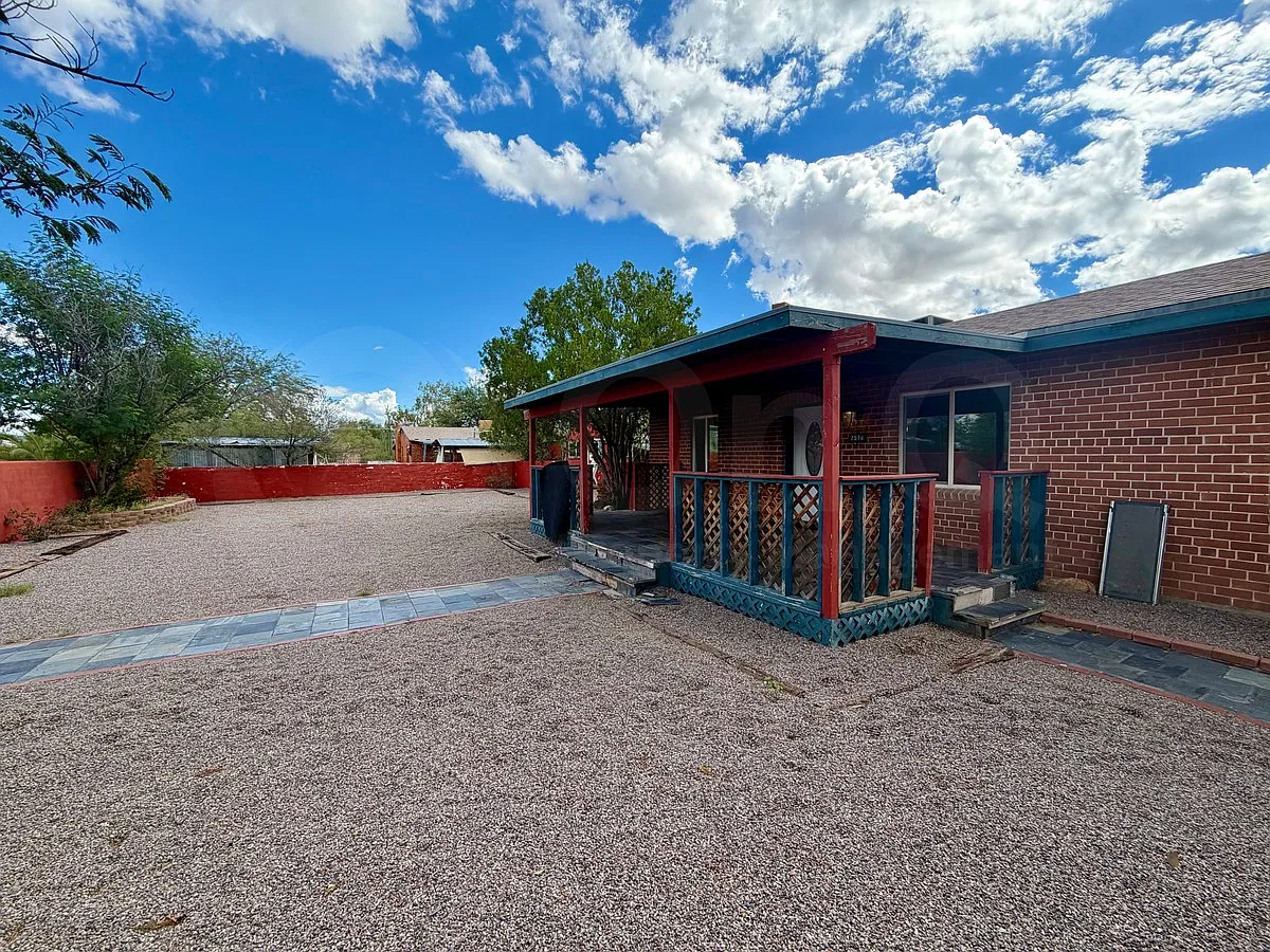 4 bed, 2.0 bath, 2057 sqft, $2,800 — Photo 4