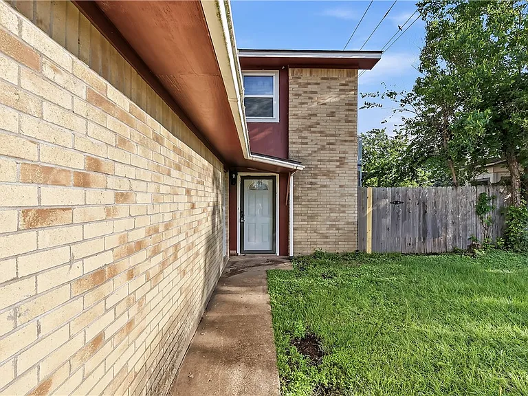 1521 Hawk Tree Dr — Photo 3