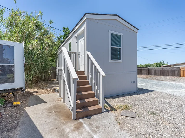 4610 Gateway Rd — Photo 1