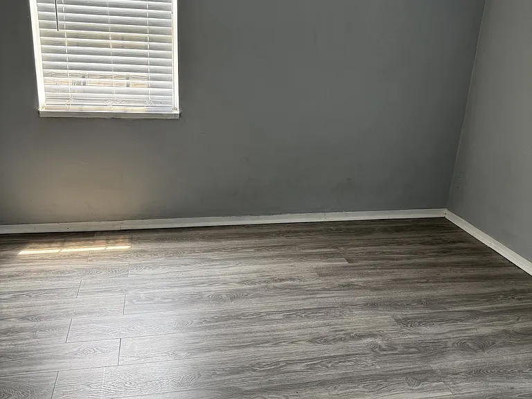 112 Burton Ln E — Photo 8