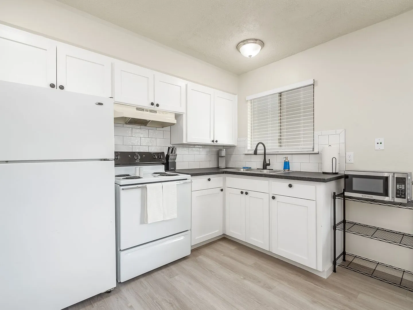 Ashlan Apartments — Photo 2