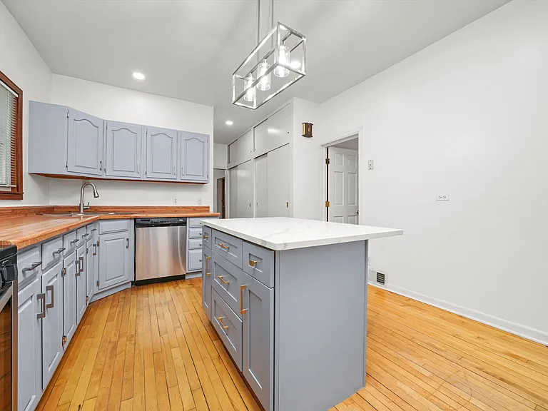 2444 W Gunnison St #1 — Photo 8