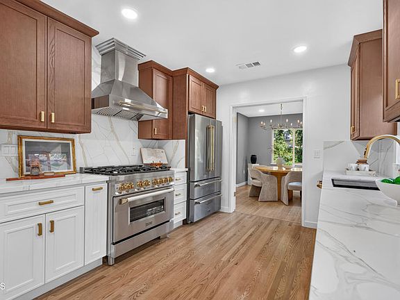 4th image of 2182 Oakdale St