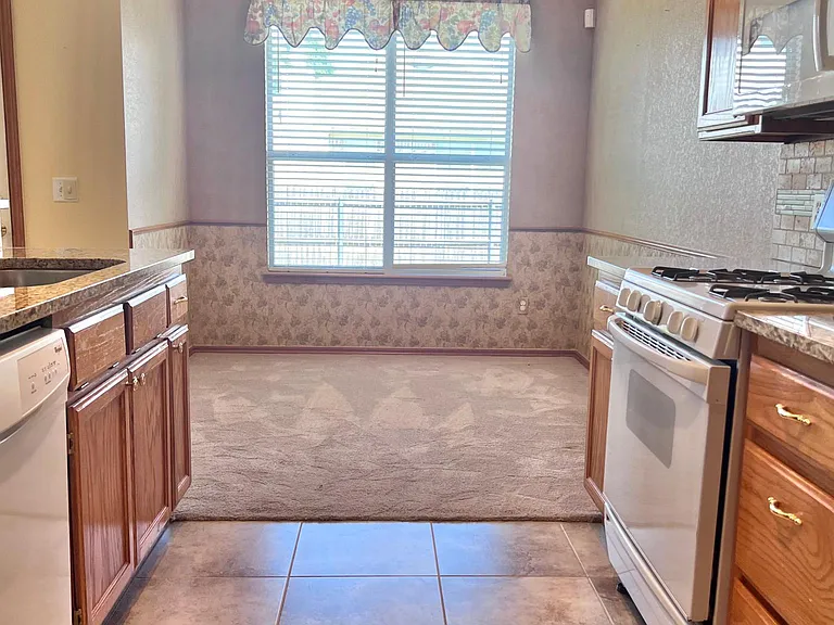 16232 Seminole Dr — Photo 3